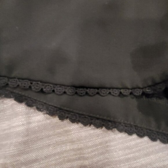 Ann Taylor Black Shorts Embroidered Detailing 4" Inseam Pleated Front Women Sz 4 - Picture 8 of 9